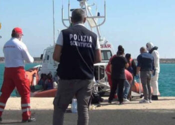 Sbarco di 34 migranti a Pozzallo: fermo per un presunto scafista bangladese