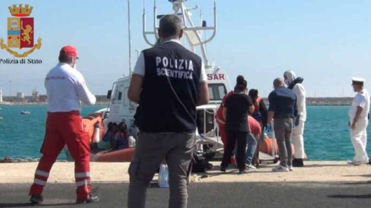 Sbarco di 34 migranti a Pozzallo: fermo per un presunto scafista bangladese