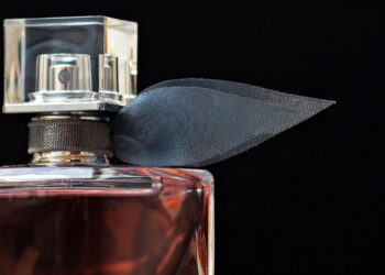 Modica, due giovani sorpresi a vendere profumi contraffatti: denunciati