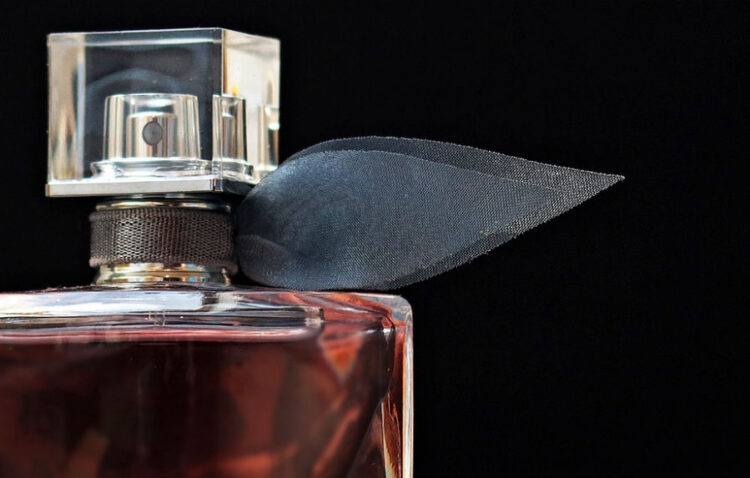 Modica, due giovani sorpresi a vendere profumi contraffatti: denunciati