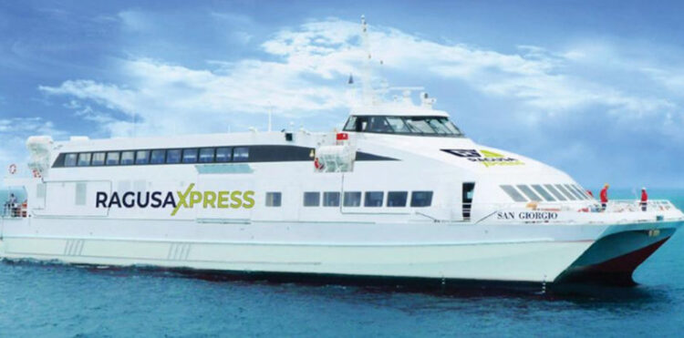 Marina di Ragusa, prove di accosto per il catamarano