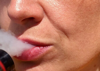 Sigaretta elettronica esplode in bocca: ragazza in ospedale