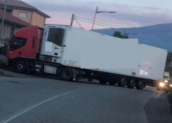 Scene da film a San Gregorio, commando assalta distributore di benzina: due tir sbarrano la strada