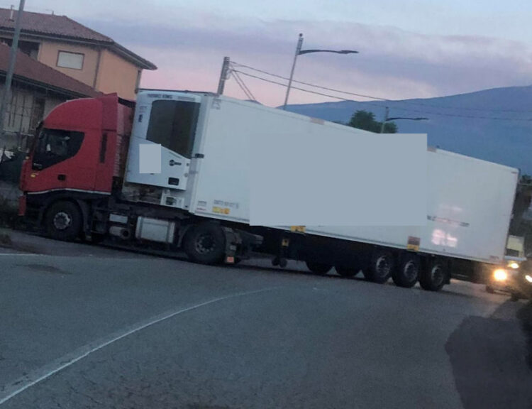 Scene da film a San Gregorio, commando assalta distributore di benzina: due tir sbarrano la strada