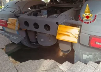 Vizzini: tir incastrato in una voragine di 10 metri, autista illeso