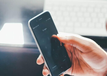 Vittoria, lei lo lascia e lui la tormenta con telefonate e schiaffi