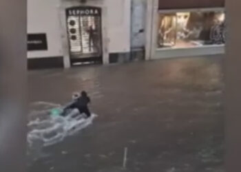 Maltempo a Catania, donna salva un uomo trascinato dall'acqua in via Etnea