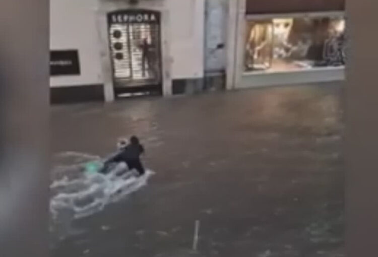 Maltempo a Catania, donna salva un uomo trascinato dall'acqua in via Etnea