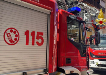 Incendio in appartamento a Palermo: evacuato palazzo