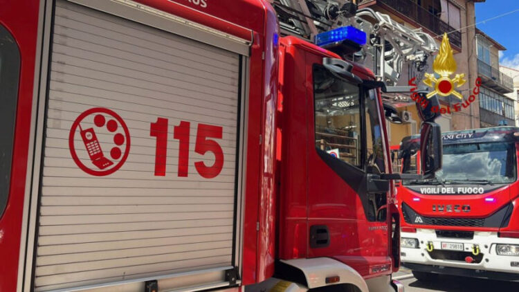 Incendio in appartamento a Palermo: evacuato palazzo