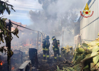 Vittoria, incendio in un magazzino: due feriti