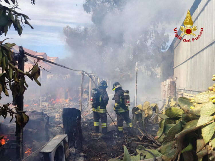 Vittoria, incendio in un magazzino: due feriti