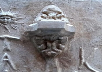 Carini, si inaugura al Vicolo dei Fiori l'opera dello scultore barese Vito Gurrado