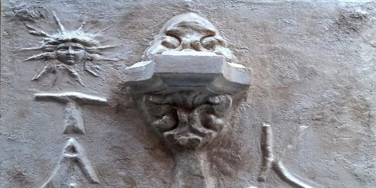 Carini, si inaugura al Vicolo dei Fiori l'opera dello scultore barese Vito Gurrado