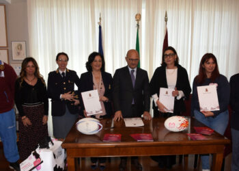 Ragusa, il questore firma il protocollo La valigia di salvataggio con i sindaci di Comiso e Modica
