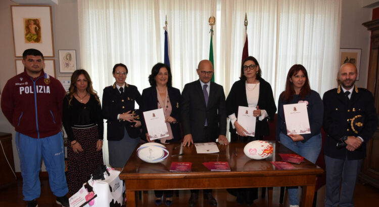 Ragusa, il questore firma il protocollo La valigia di salvataggio con i sindaci di Comiso e Modica