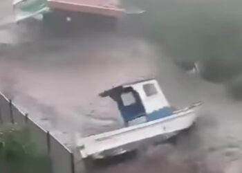 Maltempo, alluvione nel Catanese: peschereccio per le strade e acqua fino ai primi piani