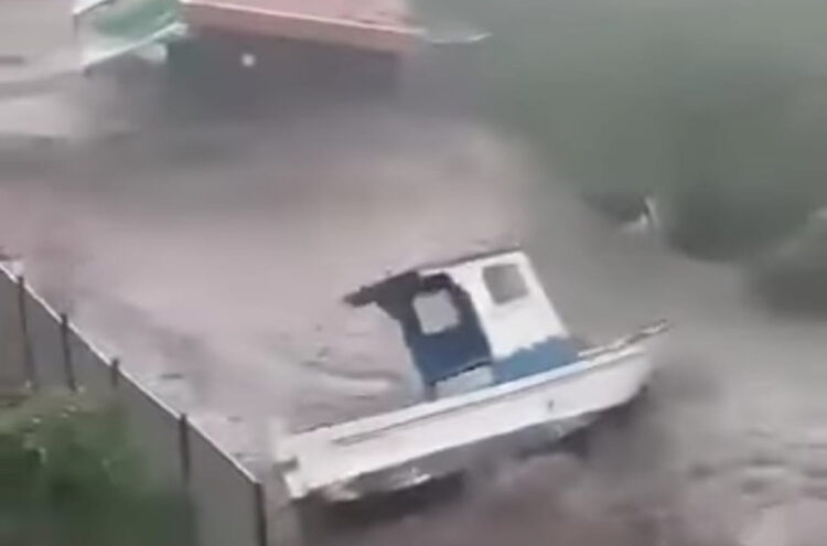 Maltempo, alluvione nel Catanese: peschereccio per le strade e acqua fino ai primi piani