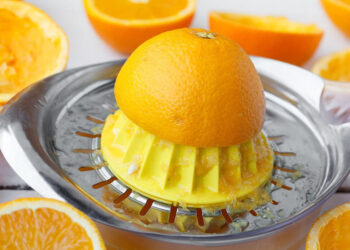 Dieta per abbassare il colesterolo alto, cosa mangiare e cosa evitare: menù