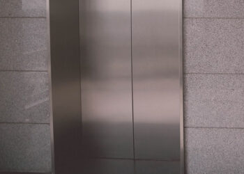 Si spezzano le corde e precipita ascensore, 5 feriti: 3 bimbi e 2 donne