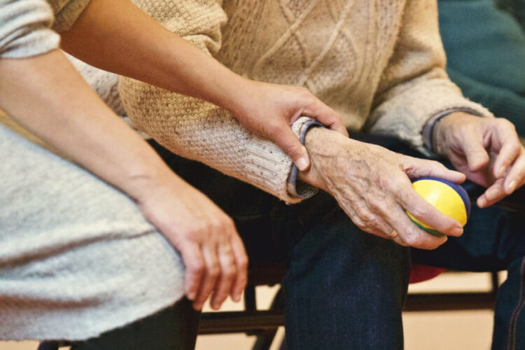 Badante si impossessa di oltre 2 milioni di euro