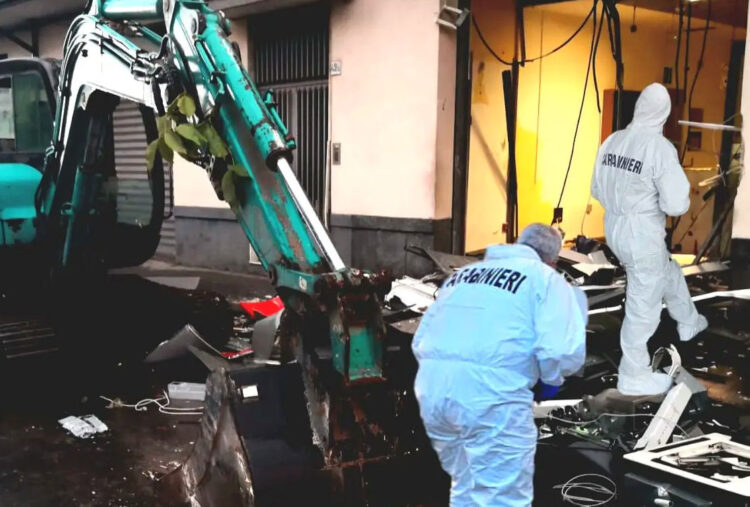 Banda della spaccata in azione: portano via bancomat UniCredit a Trecastagni