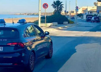 Tunisino con una mazza da baseball dietro al sedile della sua auto: denunciato