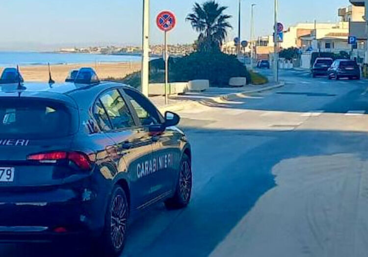 Tunisino con una mazza da baseball dietro al sedile della sua auto: denunciato