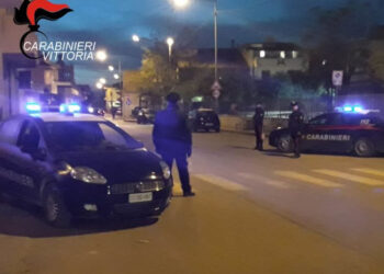 Vede i carabinieri, scende dalla moto e scappa: tunisino denunciato per ricettazione a Scoglitti