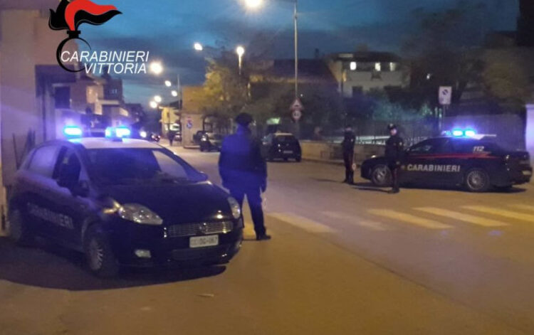 Vede i carabinieri, scende dalla moto e scappa: tunisino denunciato per ricettazione a Scoglitti