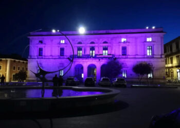 Il Comune di Ragusa si colora di viola