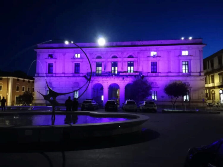 Il Comune di Ragusa si colora di viola