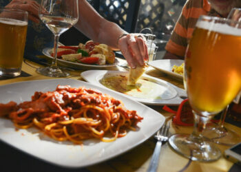 Pozzallo, 59enne pranza in un ristorante senza pagare, poi minaccia i presenti con coltello