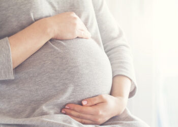 Moglie incinta sta male, carabinieri scortano coppia in ospedale