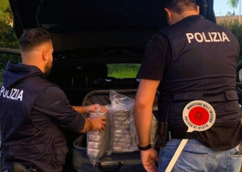 Gela, trovato con 20 chili di hashish nel cofano dell’auto: arrestato 20enne