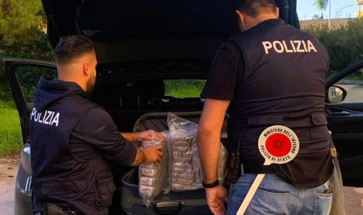 Gela, trovato con 20 chili di hashish nel cofano dell’auto: arrestato 20enne
