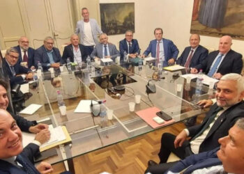 Vertice maggioranza a Palazzo d'Orleans, intesa su ex province e manovrina