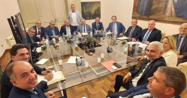 Vertice maggioranza a Palazzo d'Orleans, intesa su ex province e manovrina