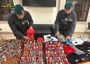 Catania, scoperto deposito di accessori griffati e orologi di lusso contraffatti