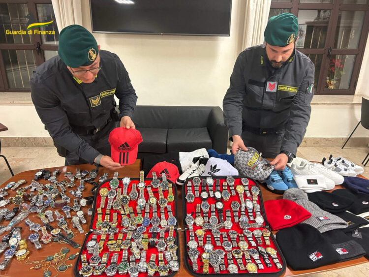 Catania, scoperto deposito di accessori griffati e orologi di lusso contraffatti