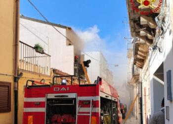 Incendio a Chiaramonte Gulfi, mansarda in fiamme