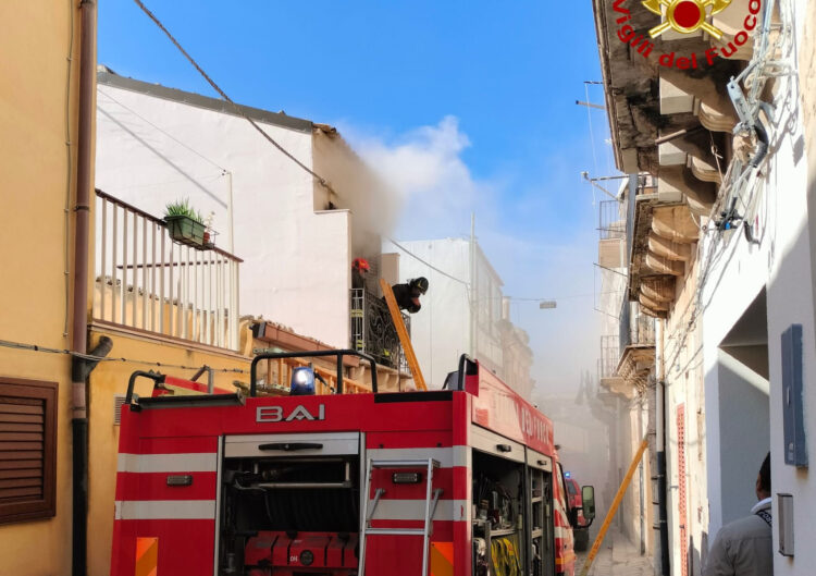 Incendio a Chiaramonte Gulfi, mansarda in fiamme