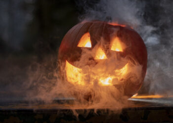 Scoperta festa di Halloween abusiva con oltre mille partecipanti in una villa