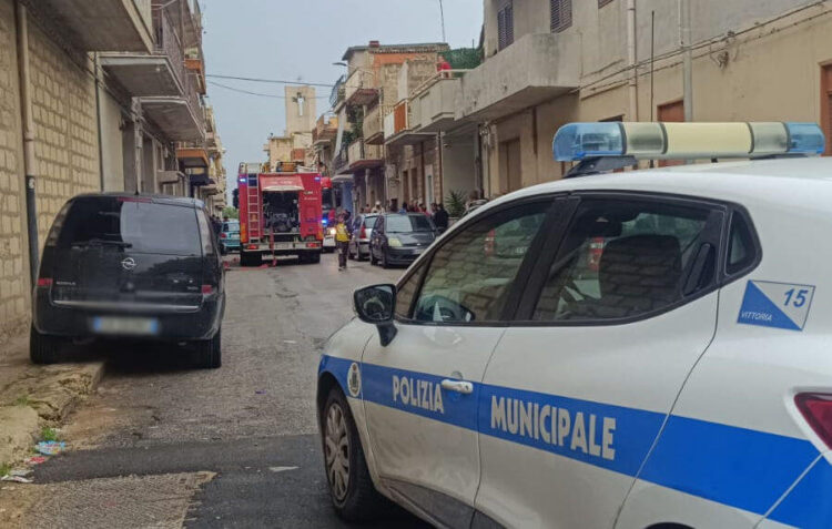Incendio in un garage a Vittoria