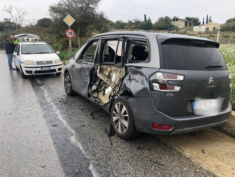 Incidente sulla Modica-Giarratana: scontro tra auto e tir