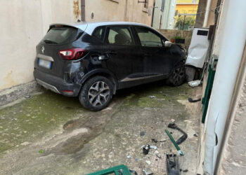Incidente in via Minniti a Scicli, auto finisce contro una caldaia e provoca perdita di gas