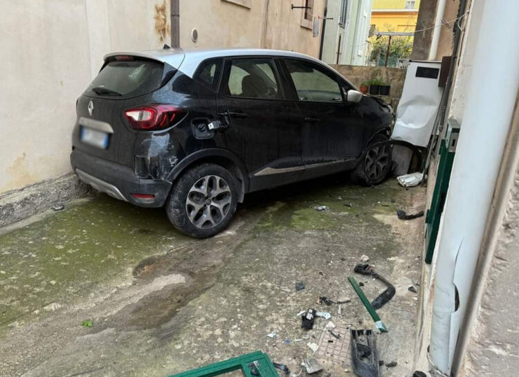 Incidente in via Minniti a Scicli, auto finisce contro una caldaia e provoca perdita di gas
