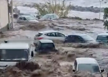 Maltempo in Sicilia, macchine trascinate in mare dalla furia dell'acqua