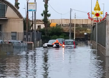 Maltempo in Sicilia, strade allagate e torrenti esondati nel Catanese
