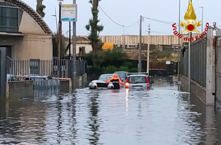 Maltempo in Sicilia, strade allagate e torrenti esondati nel Catanese